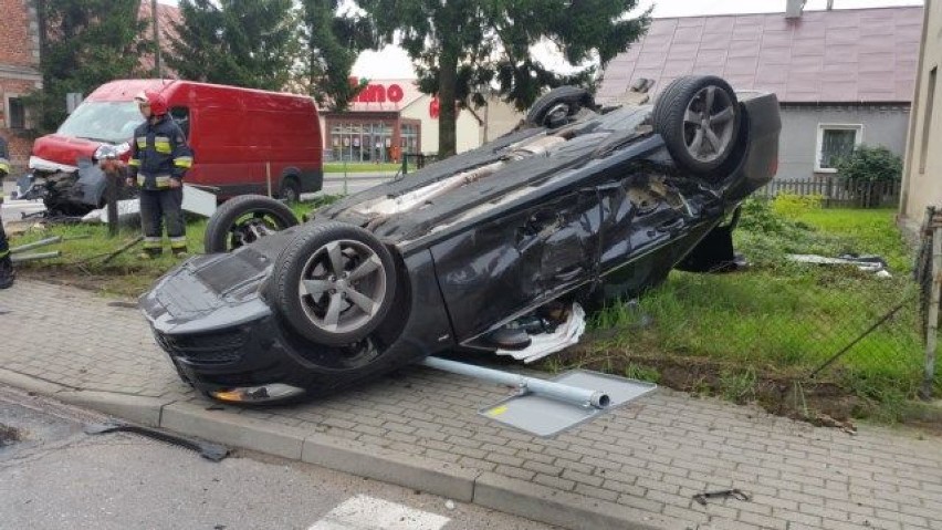 Groźny wypadek w Bądkowie. Samochód dachował [zdjęcia]