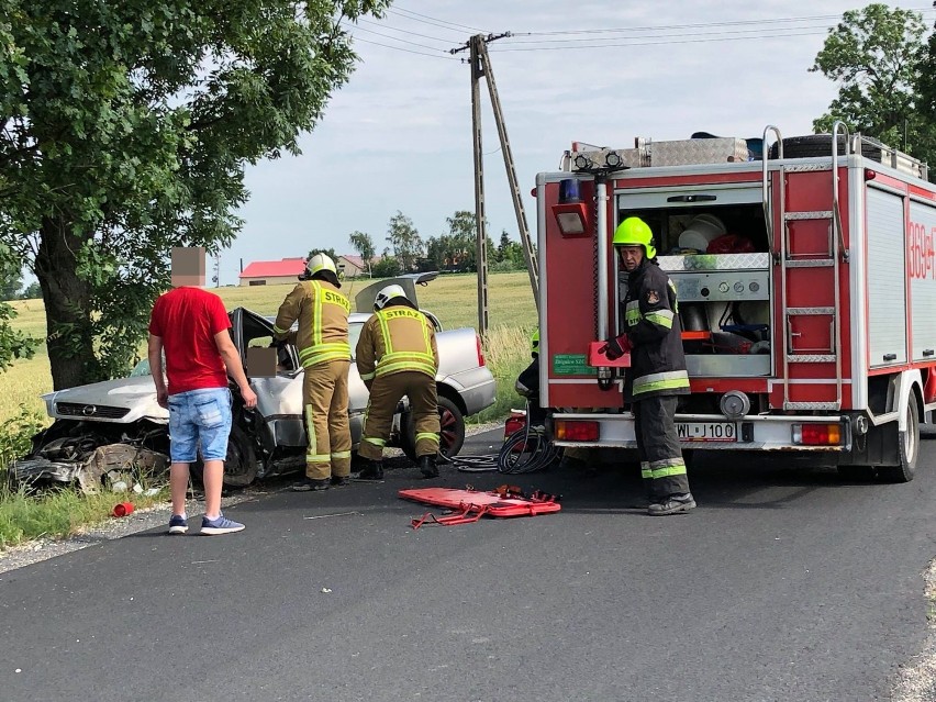 Poważny wypadek w gminie Brześć Kujawski. Opel uderzył w drzewo [zdjęcia]