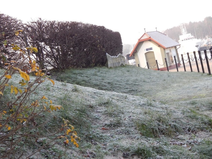 Coraz zimniej w regionie. Tak obecnie wygląda Ustka. Zobacz zdjęcia