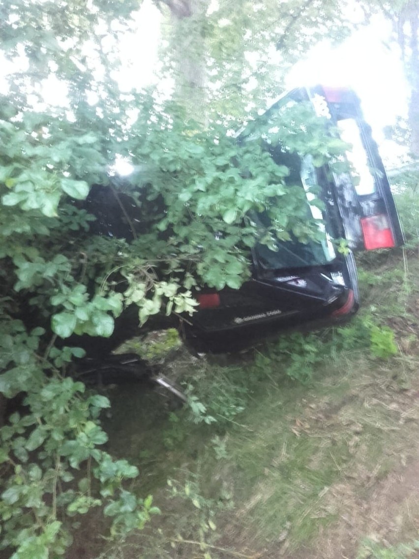 Wypadek w Chłapowie (27.06.2019). 19-letni turysta dachował niedaleko Wąwozu Rudnik. Nadmorska Kronika Policyjna