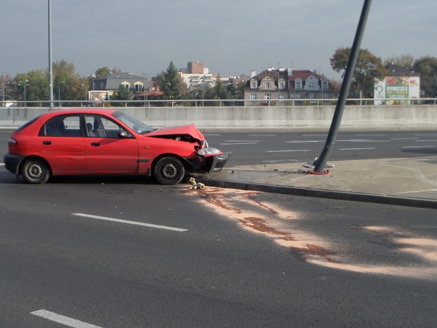 Kraków: wypadek na rondzie Mogilskim. Samochód wjechał w słup [ZDJĘCIA]