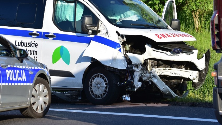 Osobówka zderzyła się z ambulansem