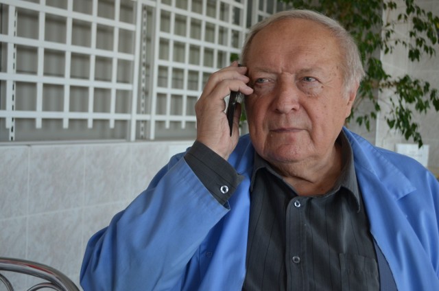 Doktor Jan Hołówka prowadzi onkologiczny telefon zaufania już od wielu lat. Pacjenci dzwonią pod ten numer nawet w nocy.