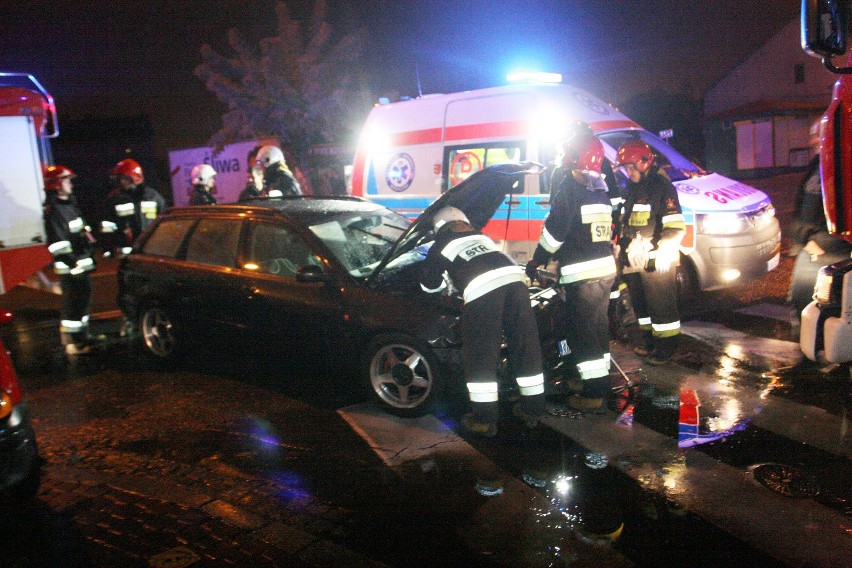 Nowy Sącz. Fiat seicento zmiażdżony o... kosz na śmieci [ZDJĘCIA, WIDEO]