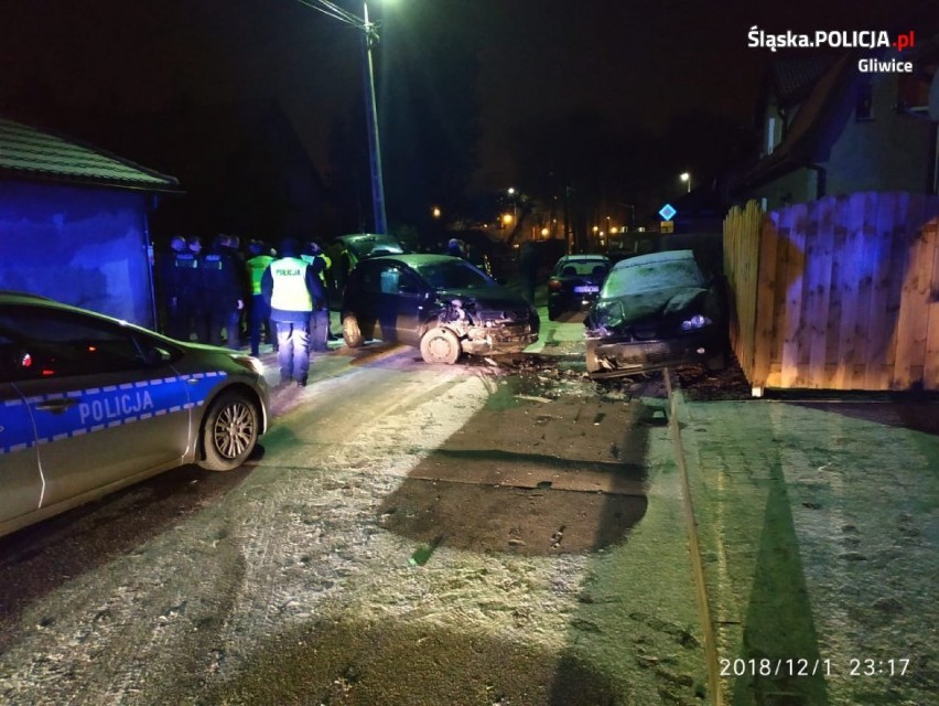 Pościg policyjny w Gliwicach. Uciekając zniszczył zaparkowane samochody [ZDJĘCIA]. 29-latka zatrzymano w Knurowie