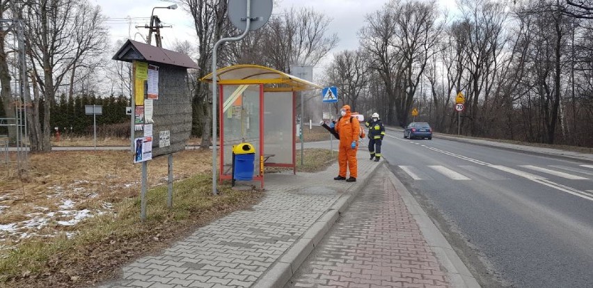 Strażacy podczas akcji dezynfekcyjnej w gminie Brzeszcze