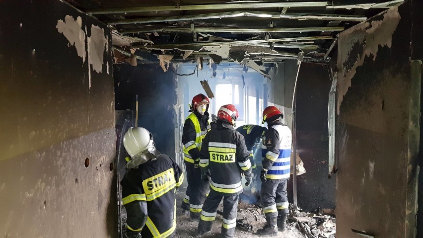 Pożar budynku socjalnego przy ul. Nowej w Zdzieszowicach. Straty są ogromne. 19 osób pozostało bez dachu nad głową