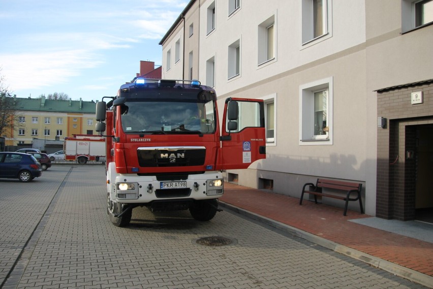 Dramat w bloku na Konstytucji. 93-letniej kobiety nie udało się uratować [ZDJĘCIA]