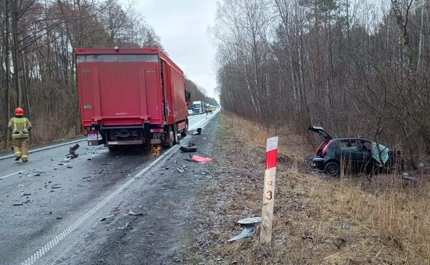 Wypadek pomiędzy Klukami a Szczercowem. Zderzyły się trzy samochody, droga jest zablokowana 