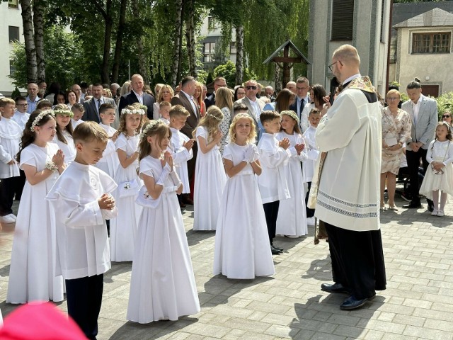 Druga tura Komunii Świętej w parafii świętej Królowej Jadwigi w Radomiu.