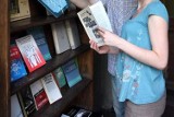 Półka z książkami stanie na dworcu PKP w Lublinie