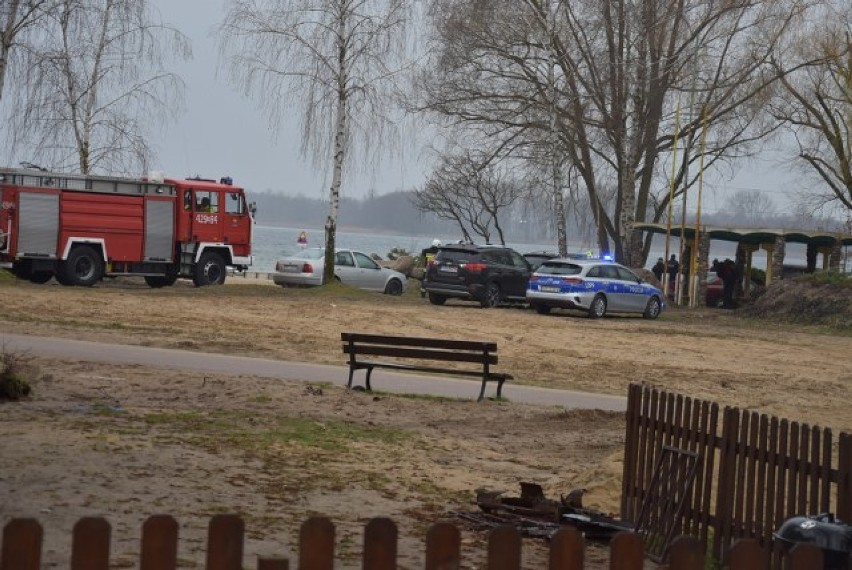 SKORZĘCIN: Akcja ratunkowa nurka wyciągniętego z jeziora Niedzięgiel. Poszkodowany to mieszkaniec powiatu gnieźnieńskiego [FOTO]