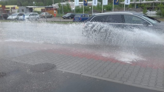 Na ulicy Marklowickiej regularnie po opadach deszczu pojawia się rozlewisko. Mieszkańcy mają dość

Zobacz kolejne zdjęcia. Przesuwaj zdjęcia w prawo - naciśnij strzałkę lub przycisk NASTĘPNE