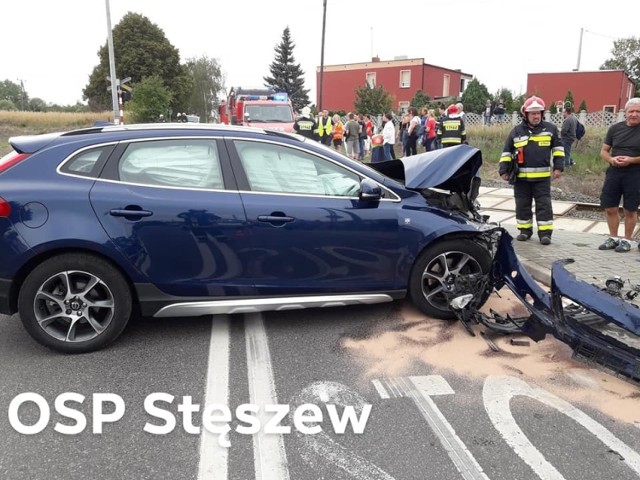 We wtorek po godz. 13 na przejeździe kolejowym przy ul. Chrobrego w Stęszewie doszło do kolizji. Pociąg jadący z Wolsztyna do Poznania uderzył w samochód osobowy. Na szczęście uderzenie nastąpiło jedynie w sam przód auta i nikomu nic się nie stało. Zobacz zdjęcia ----->