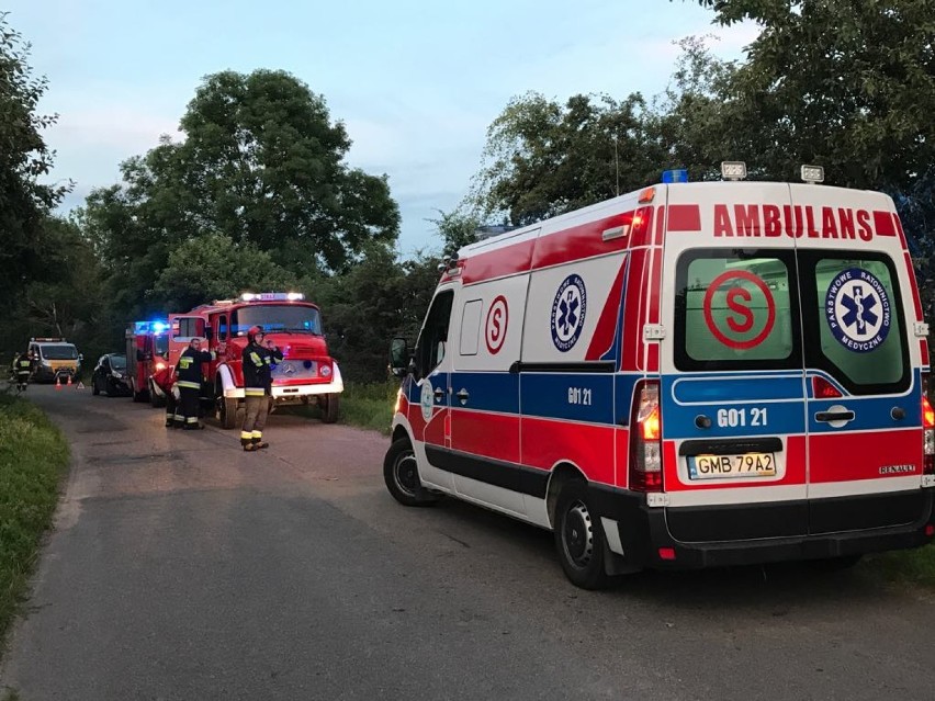 Wypadek na łuku drogi. Cztery osoby poszkodowane