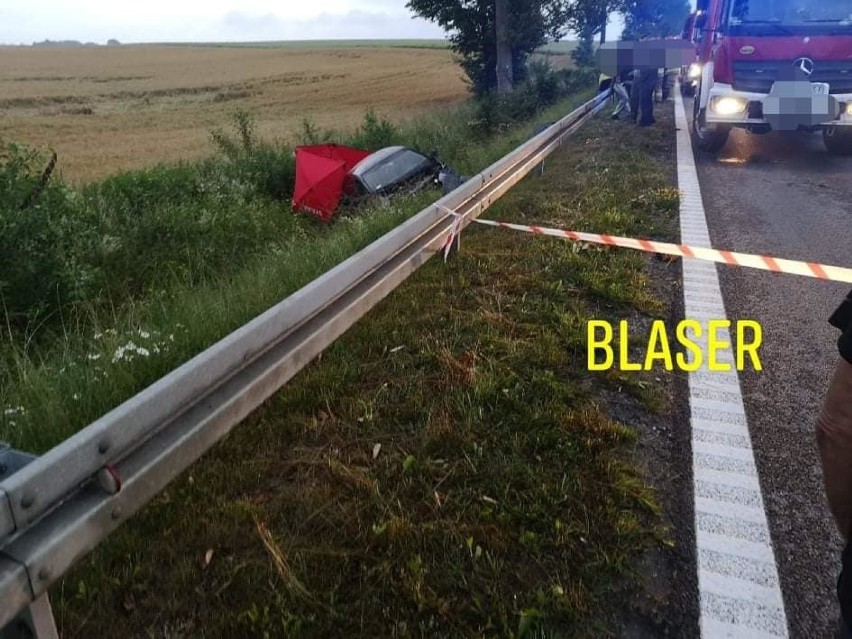 Nowa Wieś Lęborska. Samochód wypadł z drogi i dachował. Zginął 32-latek [ZDJĘCIA]