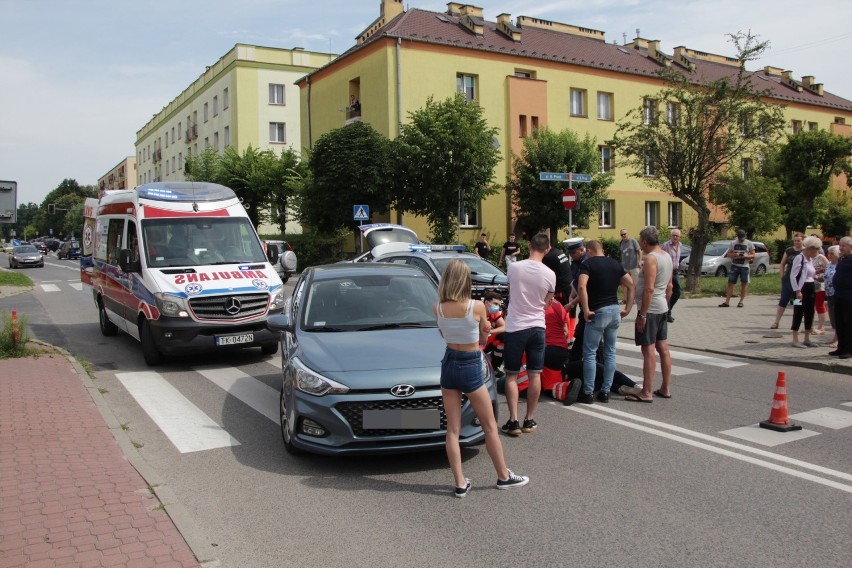 W Skarżysku policyjny radiowóz potrącił pieszą. Kobieta trafiła do szpitala (ZDJĘCIA)