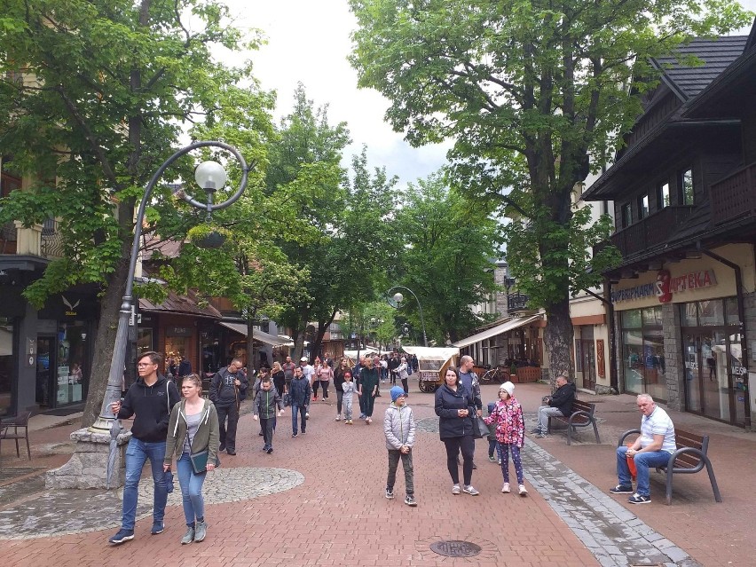 Zakopane. Turyści dopisali. Na Krupówkach prawdziwe tłumy [ZDJĘCIA]