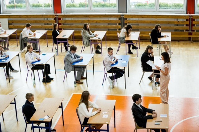 O tym, czy uczniowie będą pisać próbny egzamin ósmoklasisty decyduje szkoła.