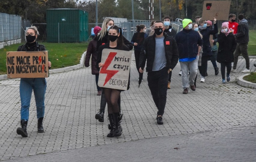 Strajk Kobiet w Kaźmierzu. Poszli na spacer - ku zdrowotności. I w obronie wolności! [ZDJĘCIA]