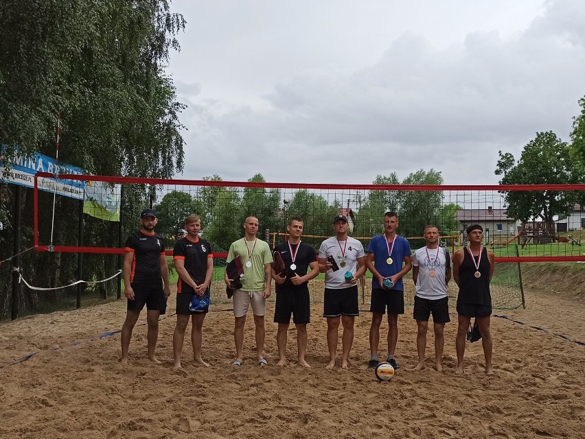 Turniej został zorganizowany na plaży w Brzuzem (powiat...