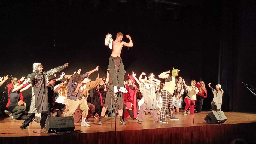 Uczniowie kościerskiego Ekonomika wybrali się na musical "Shrek" w wykonaniu uczestników warsztatów teatralnych "Krzysztofiki" 