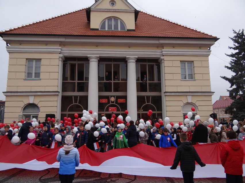 100 metrowa flaga Polski przed miejskim ratuszem[FOTO]