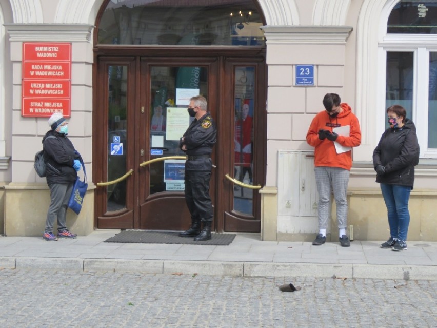 UM Wadowice: przed wejściem i w środku budynku magistratu...