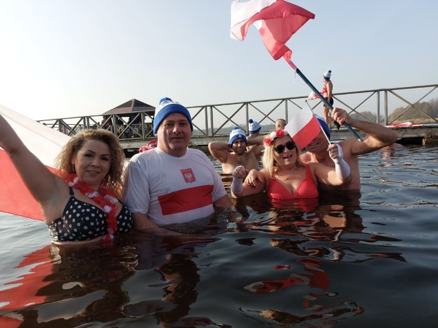 Święto Niepodległości 2021. Morsy Yeti Leszno uczciły święto kąpielą w zimnej wodzie