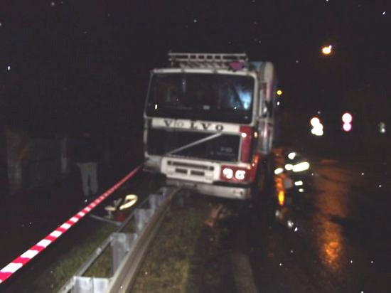 Ostrów: Ciężarówka należąca do cyrku staranowała barierki okalające rondo na ul. Wrocławskiej [FOTO]