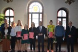 Nowa Ruda: burmistrz Tomasz Kiliński wręczył stypendia, za wybitne osiągnięcia sportowe