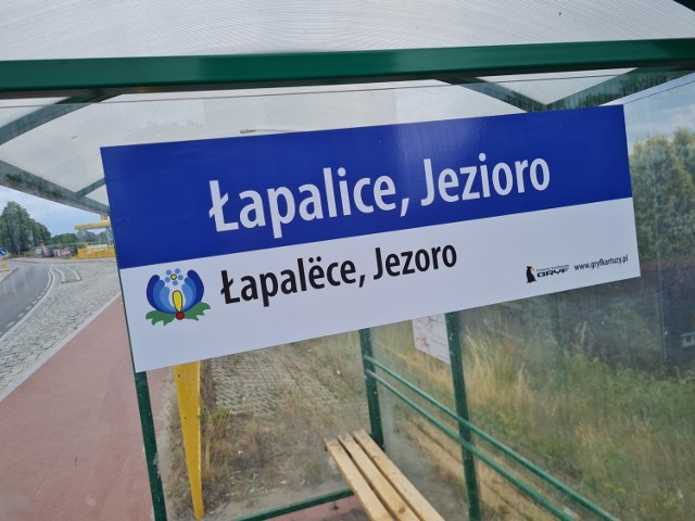Specjalne tabliczki zawisły już w Chmielnie i Łapalicach.