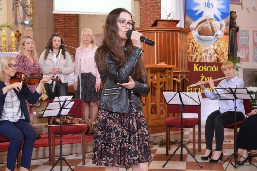 Muzyka zamiast kazania w kościele w Skarżysku - Kamiennej. Zaśpiewał były prezydent (ZDJĘCIA, WIDEO)