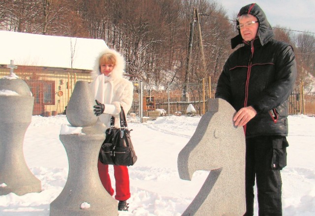 Turystów z Łodzi zaskoczył widok betonowych figur szachowych