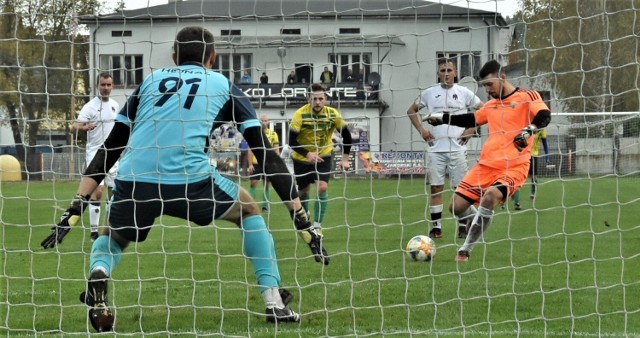 V liga, Wadowice (27 kwietnia 2022); Brzezina Osiek - Zgoda Byczyna 3:0. Bramkarz Niwy Michał Majda nie po raz pierwszy na boiskach okręgówki wykonał karnego.