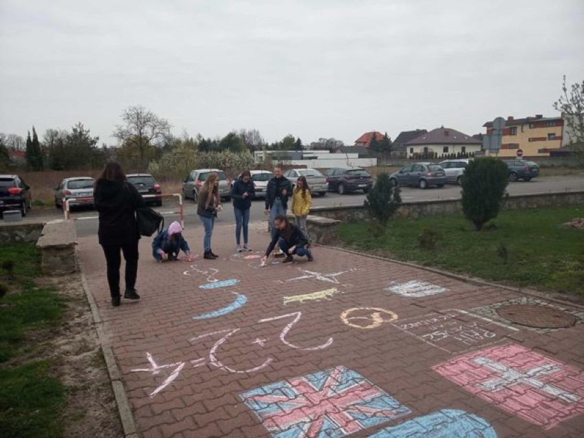 Strajk nauczycieli w Kaliszu. Uczniowie wspierają swoich pedagogów. ZDJĘCIA