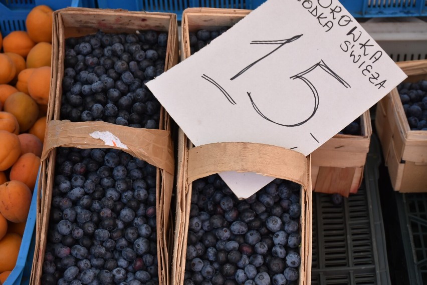 Ceny warzyw i owoców na chełmskim bazarze. Ile zapłacimy za fasolkę szparagową, czereśnie, borówkę amerykańska, czy maliny? Zobacz zdjęcia