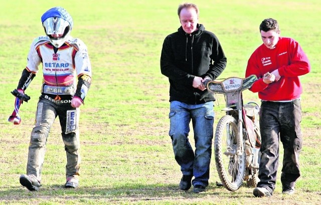 To, niestety, dość częsty obrazek. Patryk Kociemba po dzwonie, a obok mechanicy prowadzący jego pokrzywiony motocykl