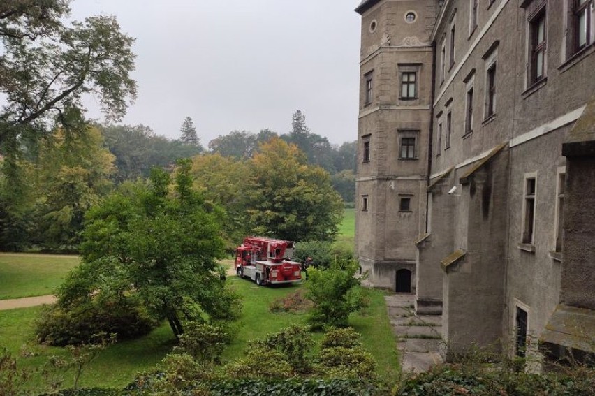 Strażacy z Pleszewa i Kalisza oraz cztery jednostki OSP w gołuchowskim zamku