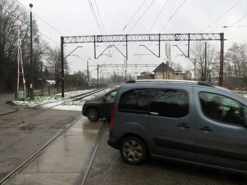 Kłopoty na linii kolejowej ze Szczecina do Polic. Skład zablokował przejazd, inny zgubił... wagony