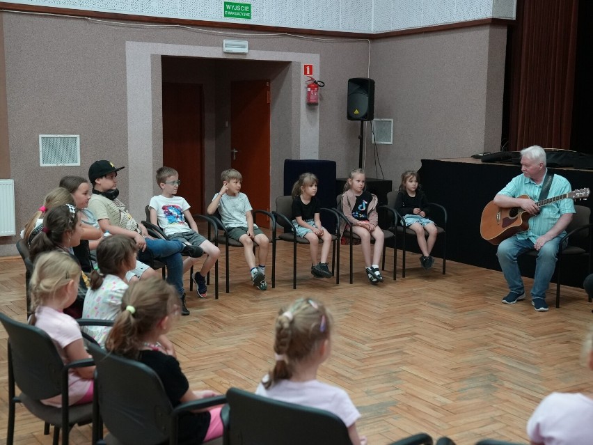 Podczas etno warsztatów dzieciaki uczą się śpiewać pieśni...