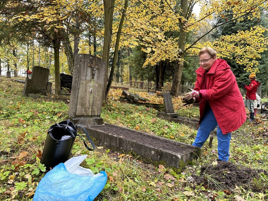 Społecznicy uporządkowali cmentarz w Kocborowie 