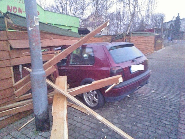 Wypadek w Przemyślu. Do groźnie wyglądającej kolizji doszło na ulicy Bohaterów Getta w Przemyślu. Kierujący osobowym volkswagenem na łuku drogi stracił panowanie nad samochodem i uderzył w drewniane ogrodzenie lokalu gastronomicznego.


 Więcej zdjęć z tego wypadku jest w artykule : 

 Czytaj także:  Wypadki na Podkarpaciu [ZDJĘCIA]