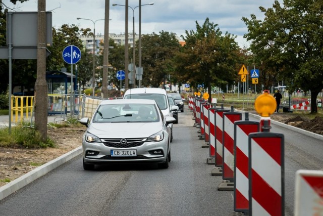 Zarząd Dróg, spółki wodociągowa i gazowa, a także prywatni inwestorzy prowadzą obecnie prace w różnych częściach Bydgoszczy. Kierowcy i piesi muszą się liczyć z utrudnieniami. 

Szczegóły na kolejnych stronach >>>>>