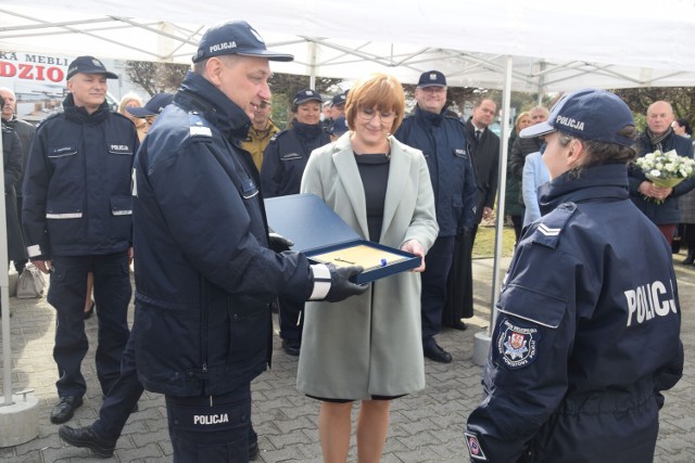 St. sierż. Romana Kaczor (z prawej) odbiera klucze do zaniemyskiego Posterunku Policji z rąk Komendanta Wojewódzkiego Policji, nadinsp. Piotra Mąki (z lewej) i wójt gminy Zaniemyśl, Justyny Dąbrowskiej (w środku).