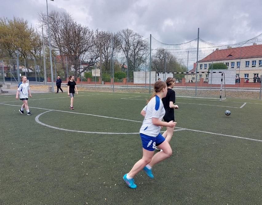 Dziewczęta ze szkół w Żninie i Mamliczu grały w piłkę nożną...