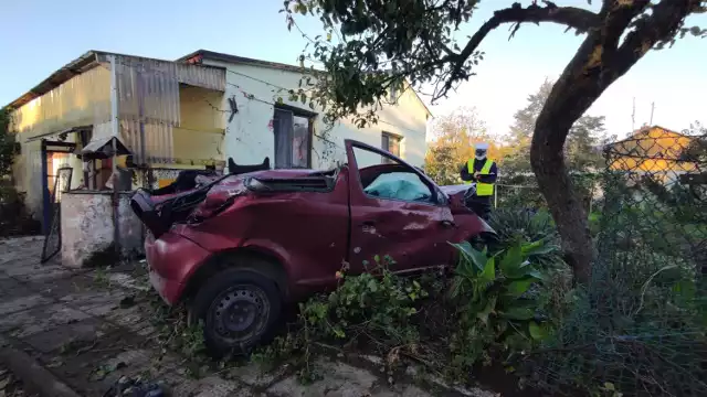 Śmiertelny wypadek w Podolinie. Toyota uderzyła w dom. Nie żyje 24-letnia dziewczyna