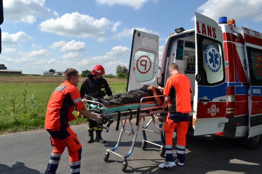 Wypadek w Sulisławiu. Bus uderzył w drzewo