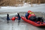 Strażacy uczyli dzieci jak zachować się na lodzie