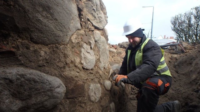 Archeolodzy wciąż pracują na skrzyżowaniu ulic Młyńskiej i Sikorskiego. Kolejne dni pracy zespołu Lubuskiego Muzeum w tym miejscu przyniosły nowe odkrycia, dzięki którym można w pełniejszym stopniu poznać " konstrukcję zespołu bramnego, istniejącego w tej części średniowiecznego miasta".

W lutym odkopano pierwszy fragment bramy Młyńskiej. Jak przekazywali nam archeolodzy jej konstrukcja jest o wiele lepiej zachowaną od konstrukcji bramy Santockiej. Gdy odsłonięto pierwszy fragment bramy, archeolodzy wiedzieli, że odsłonią też jej drugą ścianę (te dwa średniowieczne mury położone są równoloegle do siebie).

- Obydwa te mury to zapewne barki tzw. szyi przylegającej do wieży bramnej, strzegącej wjazdu do miasta od strony zachodniej - informują pracownicy Muzeum Lubuskiego.

WIDEO: Ulica Sikorskiego skrywała filiżanki i talerze
